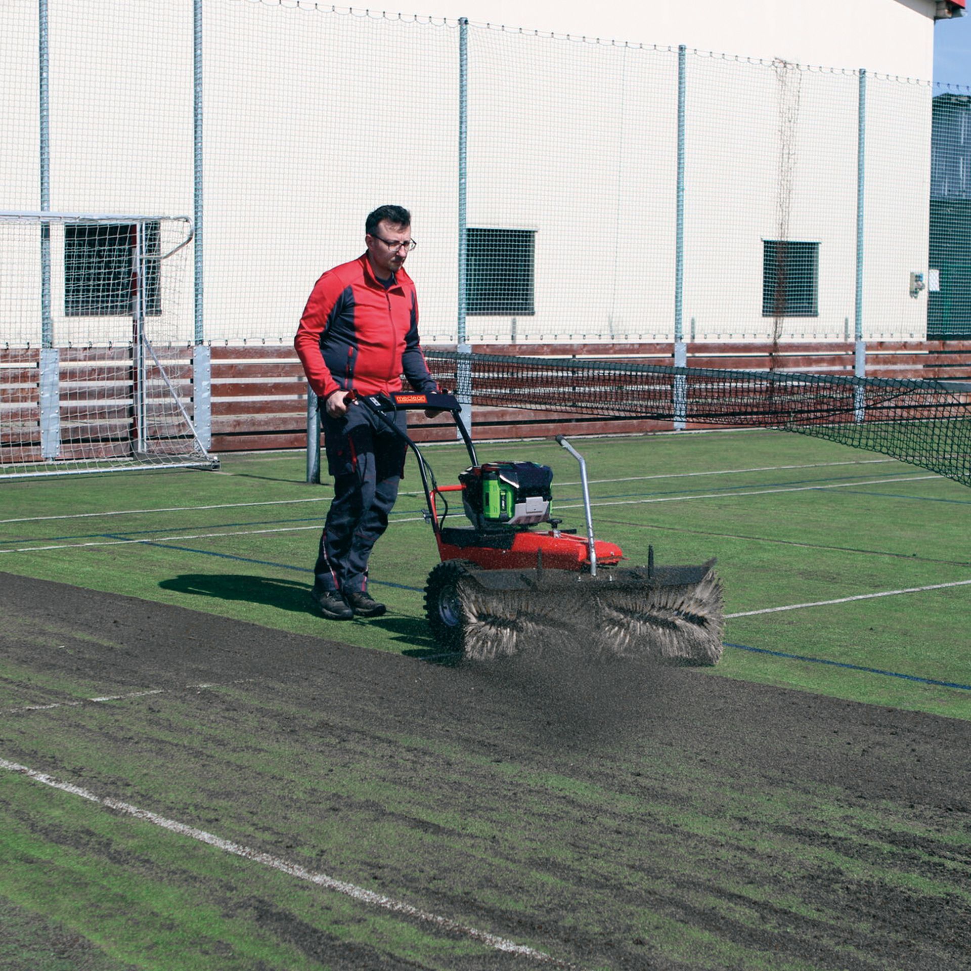 Meclean Frontsweep Pro vegen op sportveld