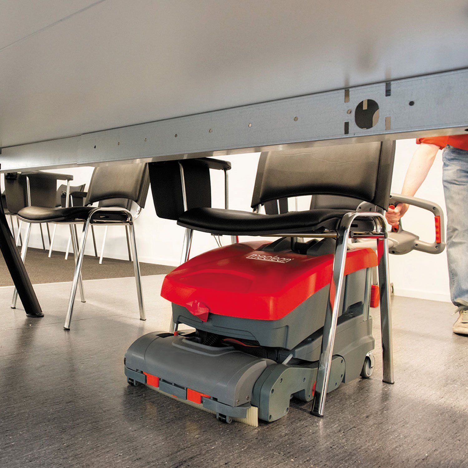 Meclean schrobmachine batterij aandrijving ROTOSCRUB In actie op locatie