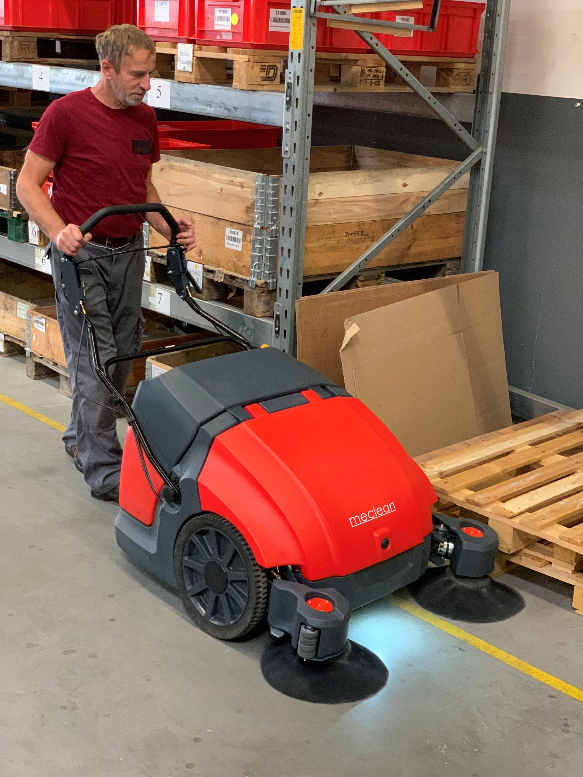 Meclean veegmachine batterij aandrijving BUSTER 950E Pro in actie magazijn