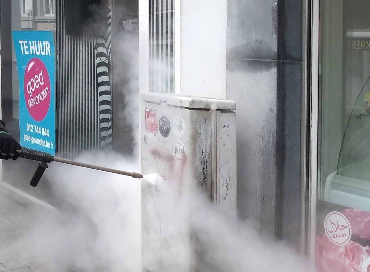 Meclean electrical powered high-pressure trailer  HDTE 250/15 SteamPLUS detail urban environment