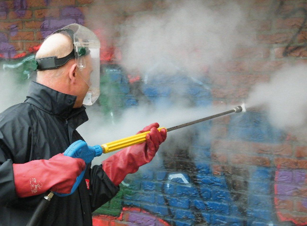 Meclean electrical powered high-pressure trailer  HDTE 250/15 SteamPLUS graffiti removing from wall