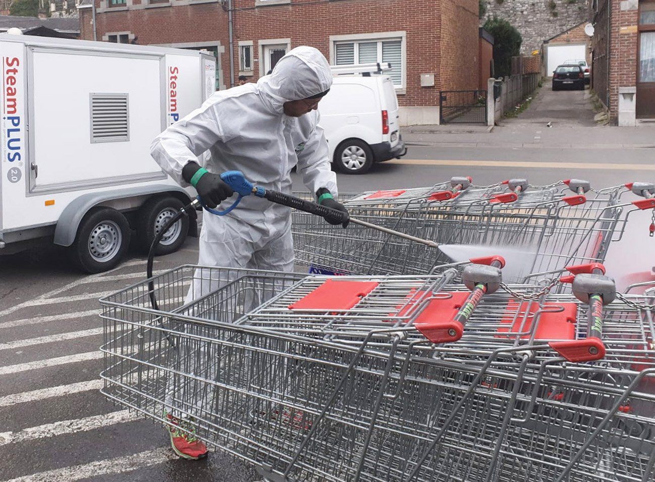 Meclean electrical powered high-pressure trailer HDTE 250/15 SteamPLUS in action disinfecting shopping carts