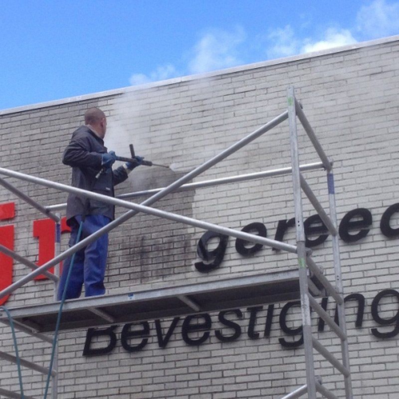 Meclean facade cleaning from scaffolding with SteamPLUS