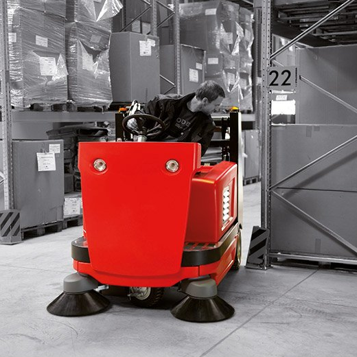 Meclean industriële veegmachine dieselmotor aandrijving BUSTER 1300TTD In actie in magazijn