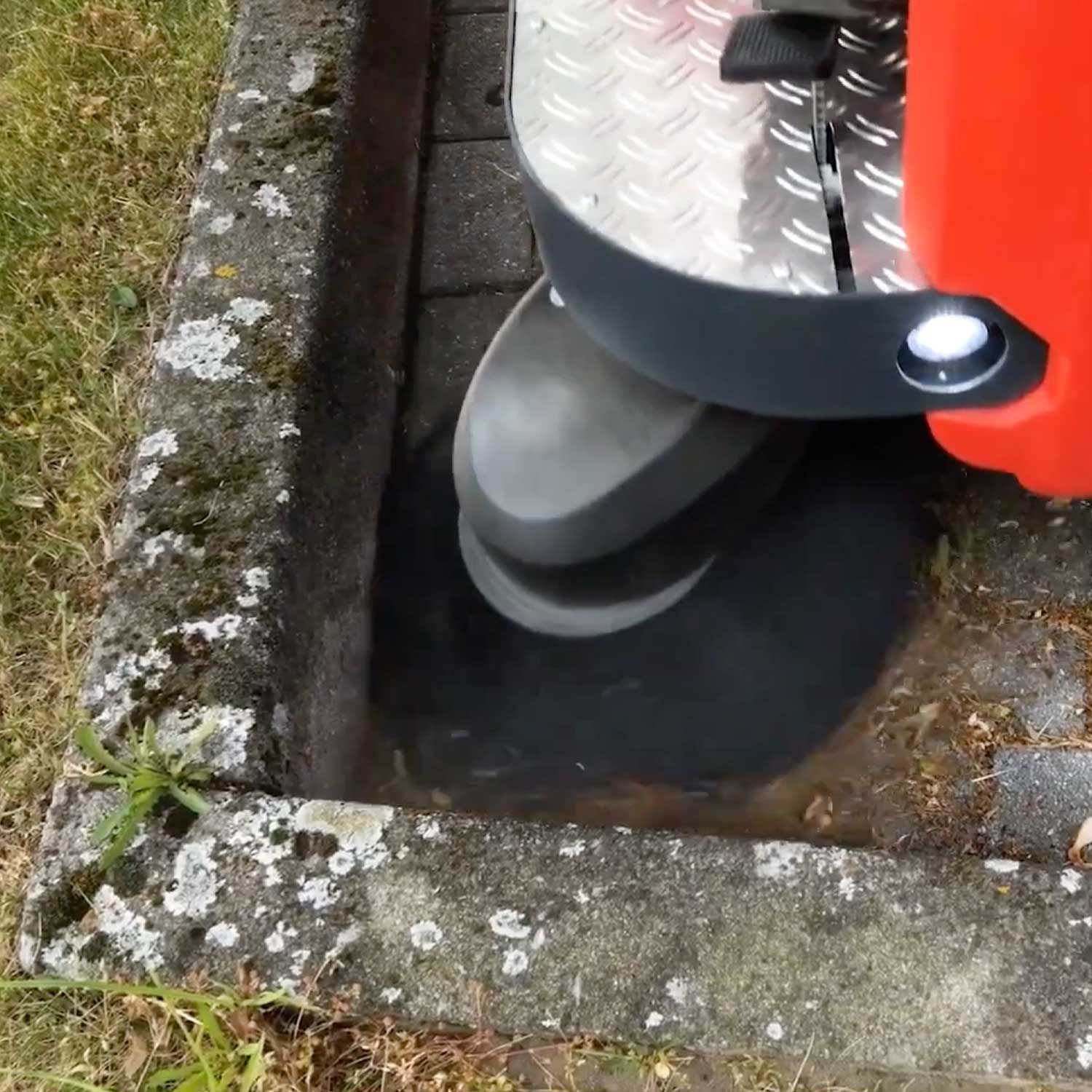 Meclean professional ride-on sweeper battery drive BUSTER 1150TTE outside sweeping