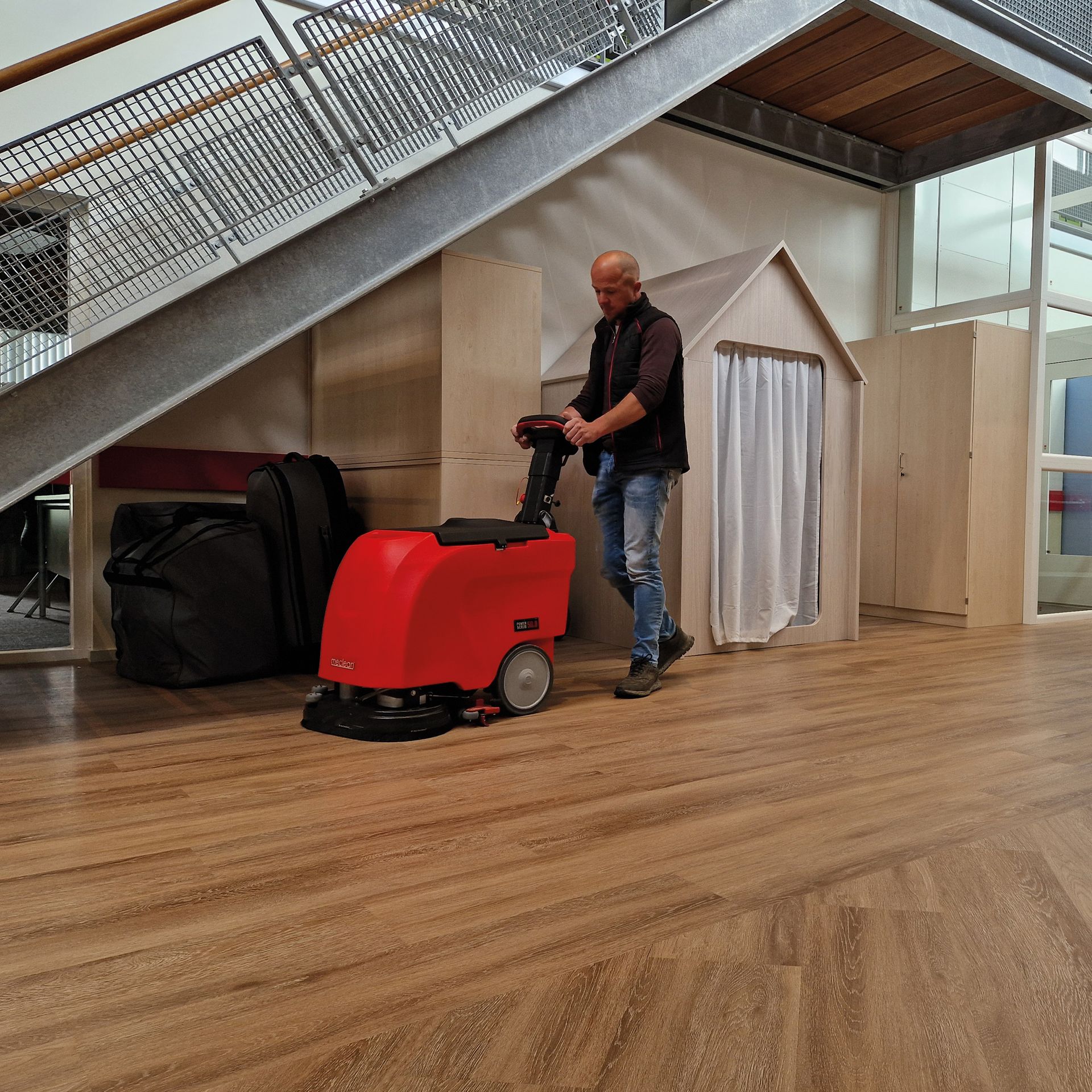 Meclean schrobmachine POWERSCRUB 50.20 op houten vloer