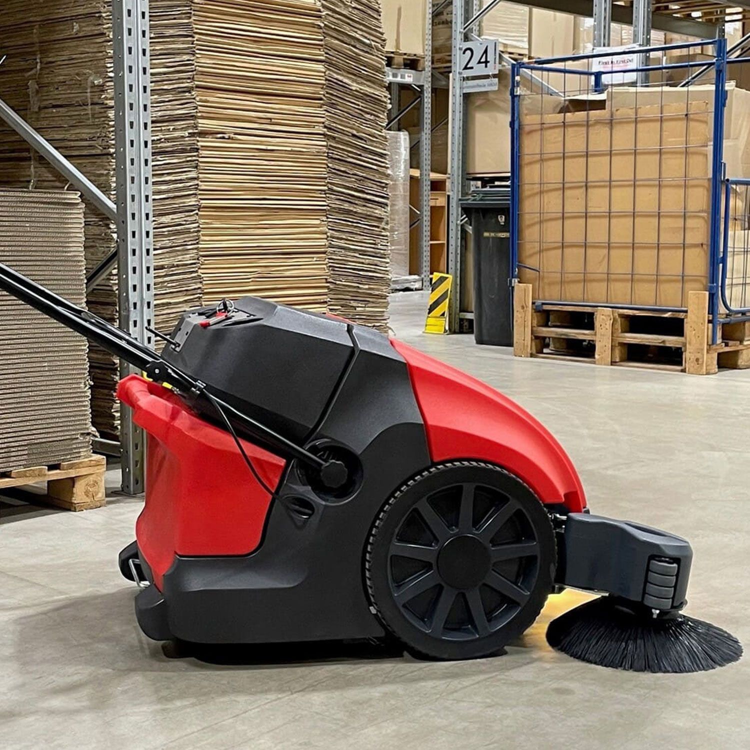 Meclean sweeper battery powered BUSTER 750 Pro side view in warehouse