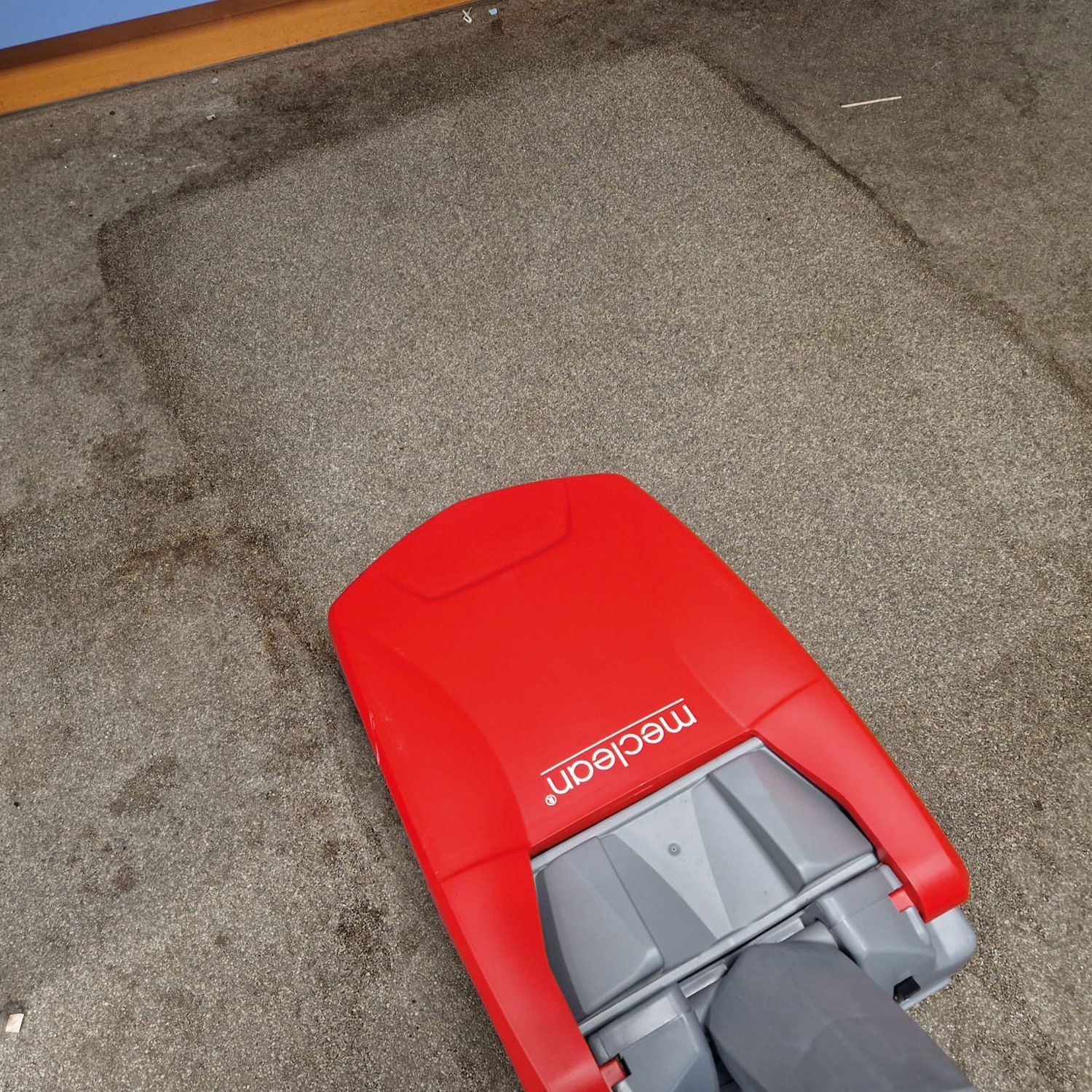 Meclean schrobmachine batterij aandrijving ROTOSCRUB In actie onder bureau