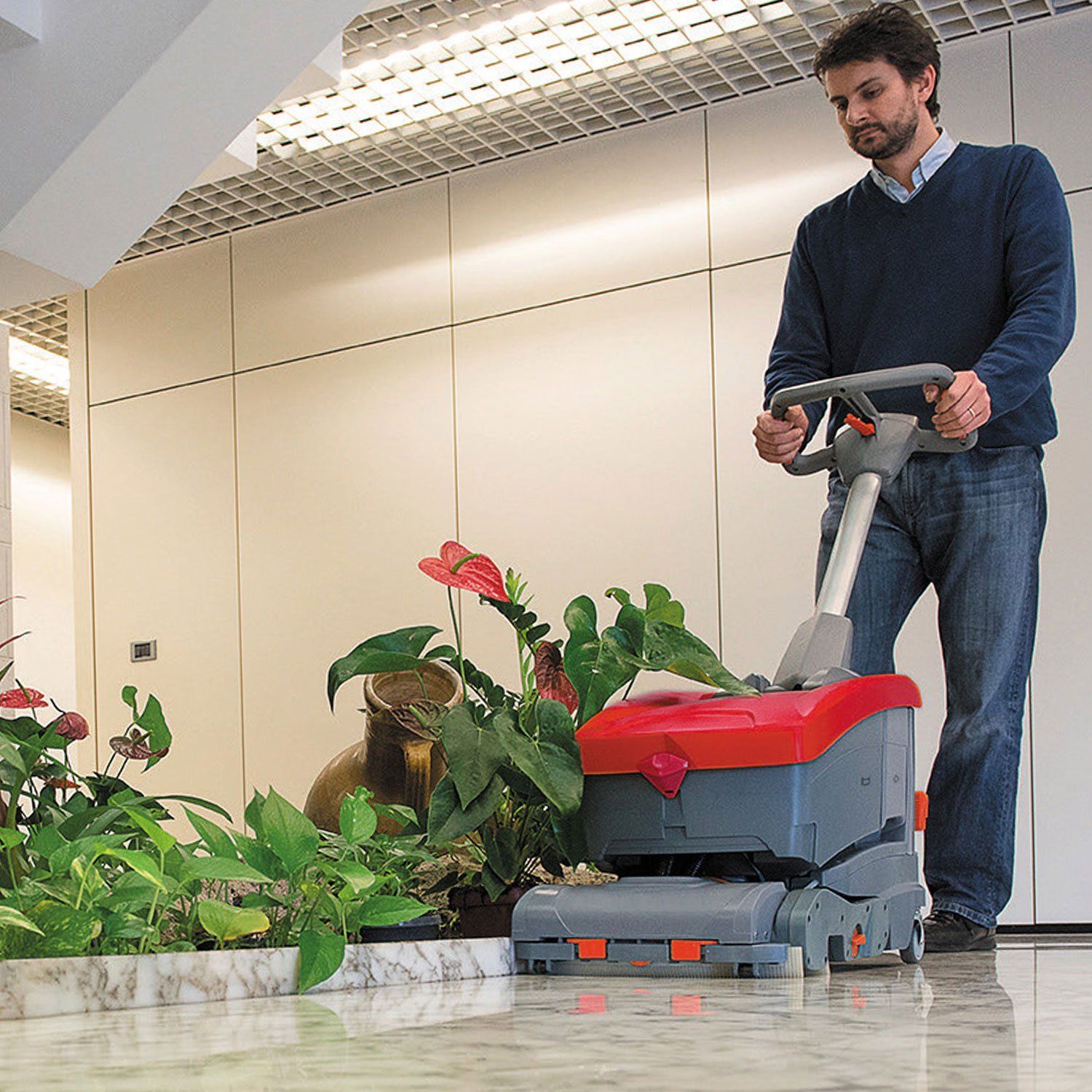 Meclean schrob-zuigmachine batterij aandrijving ROTOSCRUB In actie op locatie