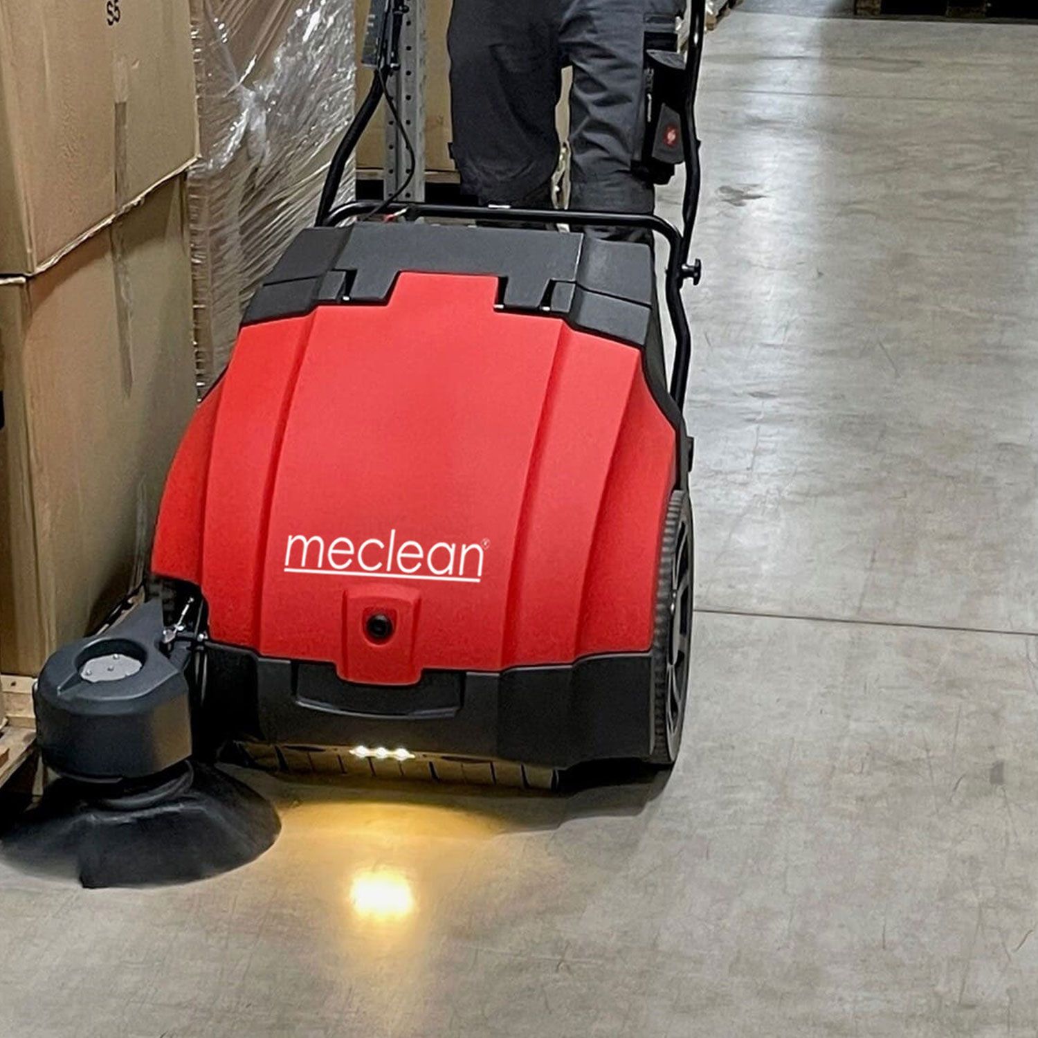 Meclean veegmachine batterij aandrijving BUSTER 750 Pro in actie magazijn