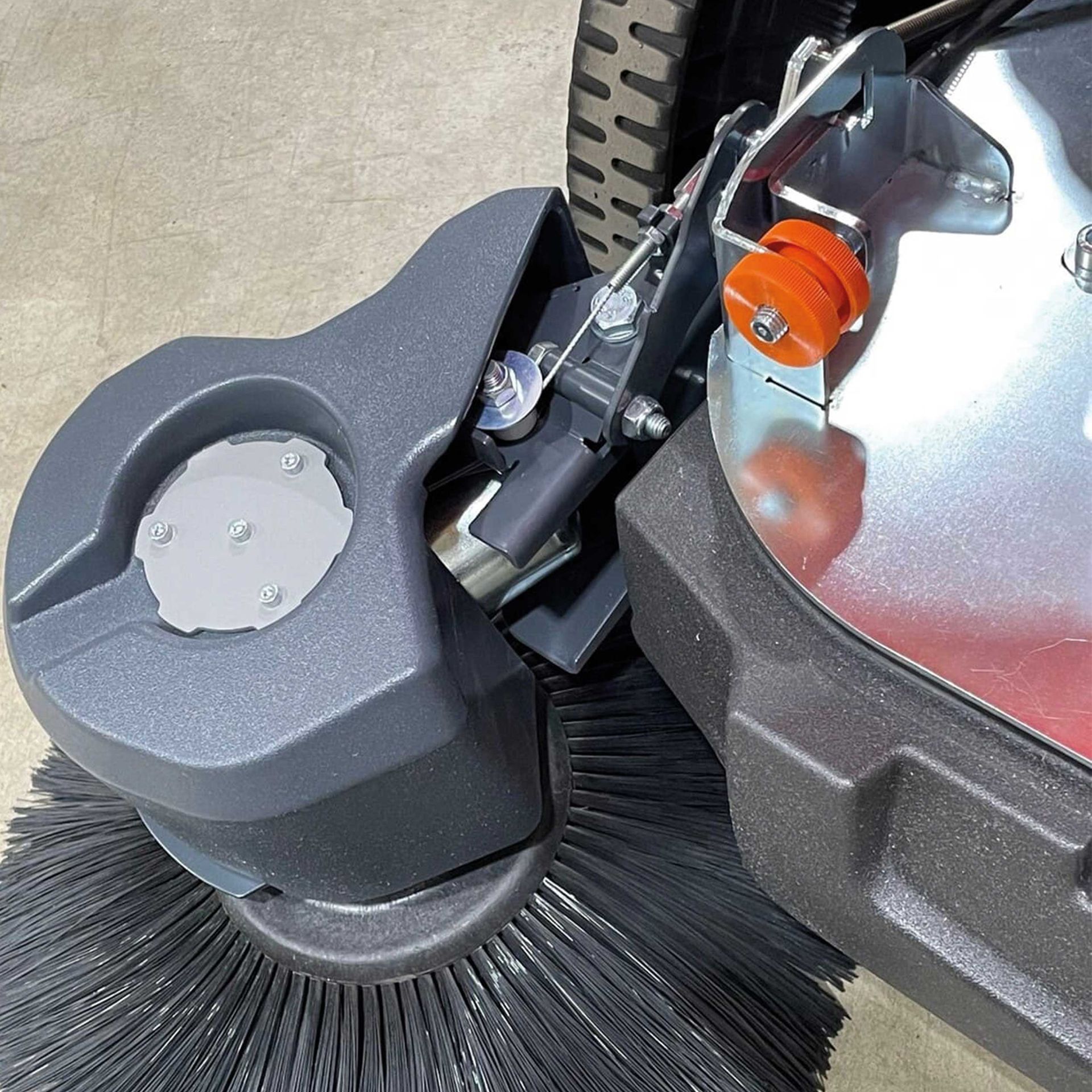 Meclean professionele achterloop veegmachine batterij aangedreven Buster 750 Pro detail binnenzijde borstel