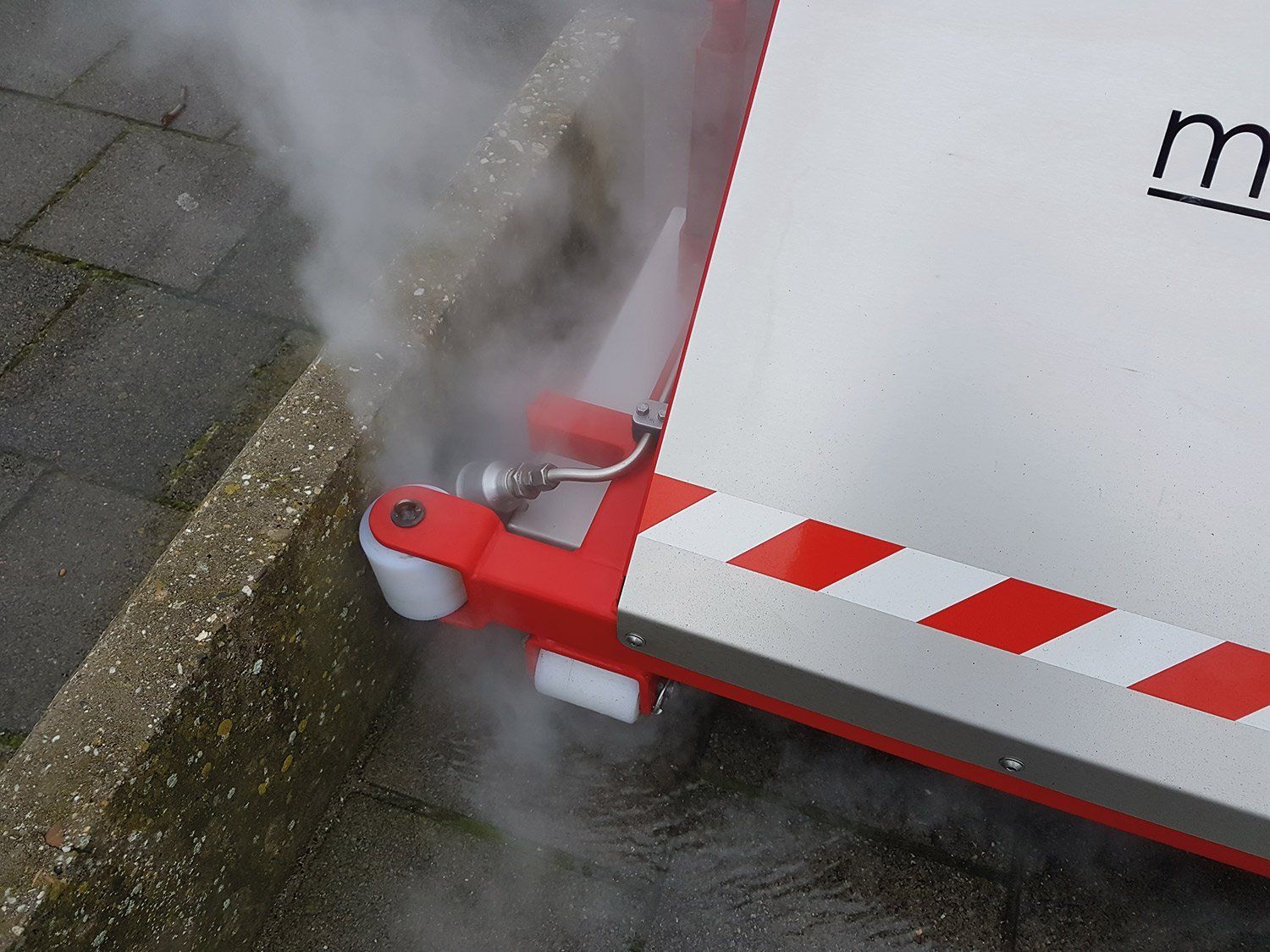 Meclean CityCleaner-H effectively control weeds right up to the edge with WeedPLUS