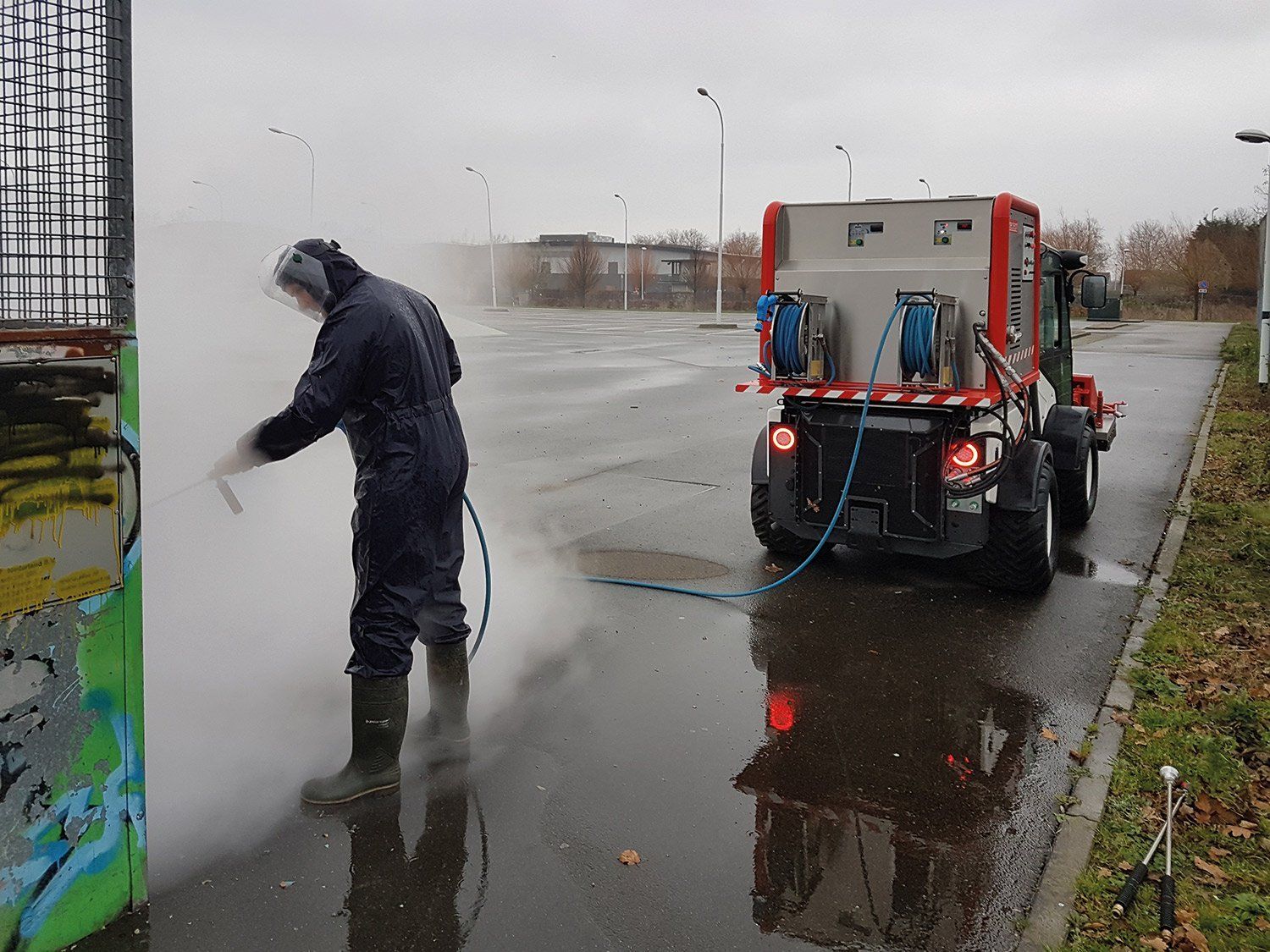 Meclean vehicle mounted high-pressure cleaning-unit Citycleaner-H removing graffiti with SteamPLUS