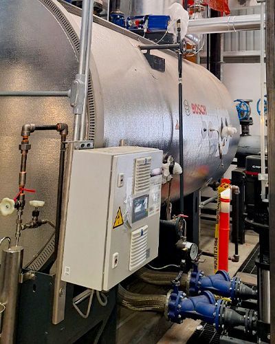 Caldera industrial Bosch instalada en cuarto con todos sus componentes
