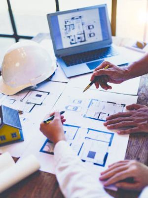 Equipo en planeación de un proyecto de ingeniería