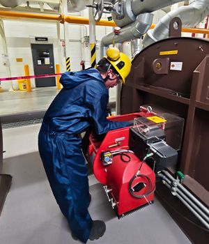 Ingenieros verificando que la caldera industrial esté funcionando correctamente