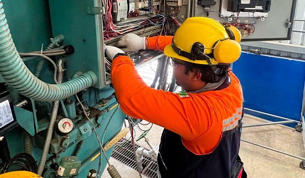 Ingeniero ajustando los componentes de una caldera industrial