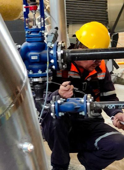 Ingeniero realizando un cambio de repuestos en sistema de calderas