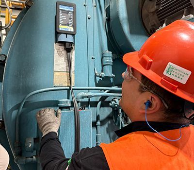 Ingeniero de HPAUTOMATION realizando un trabajo de automatización en planta