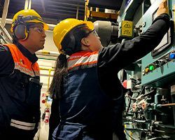 Ingeniero mujer revisando parámetros en una caldera industrial