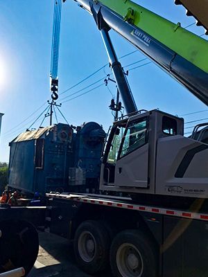 Maniobra en proceso para la instalación de una caldera industrial en planta