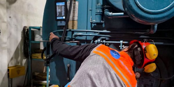 Ingeniero realizando inspección a un sistema de caldera industrial