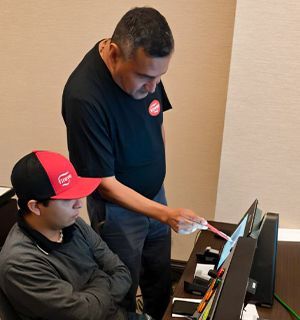 Personal brindando curso de capacitación operativa