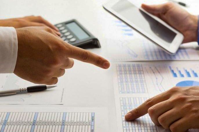Mesa de trabajo con manos de personas cerrando un trato de negocios