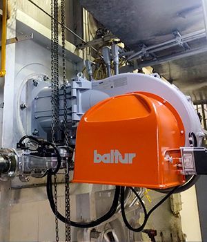 Quemador marca Baltur recién instalado en caldera para mejor funcionamiento