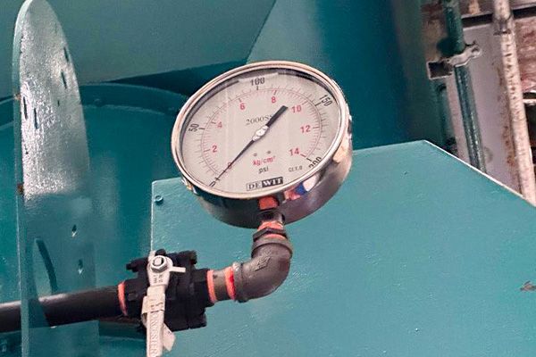 Medidor marca De Wit reemplazado en una caldera industrial