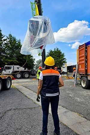 Supervisor operativo verificando la correcta maniobra de descarga de una caldera industrial