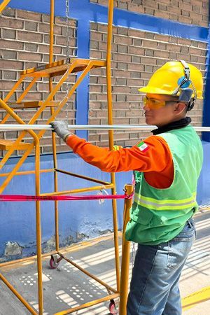 Técnico de HPAUTOMATION con su EPP en planta