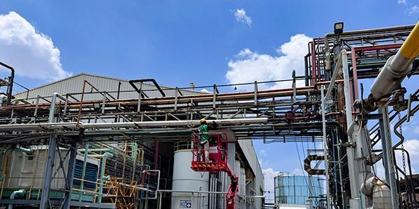Ingeniero en planta realizando una instalación de un nuevo sistema de tuberías