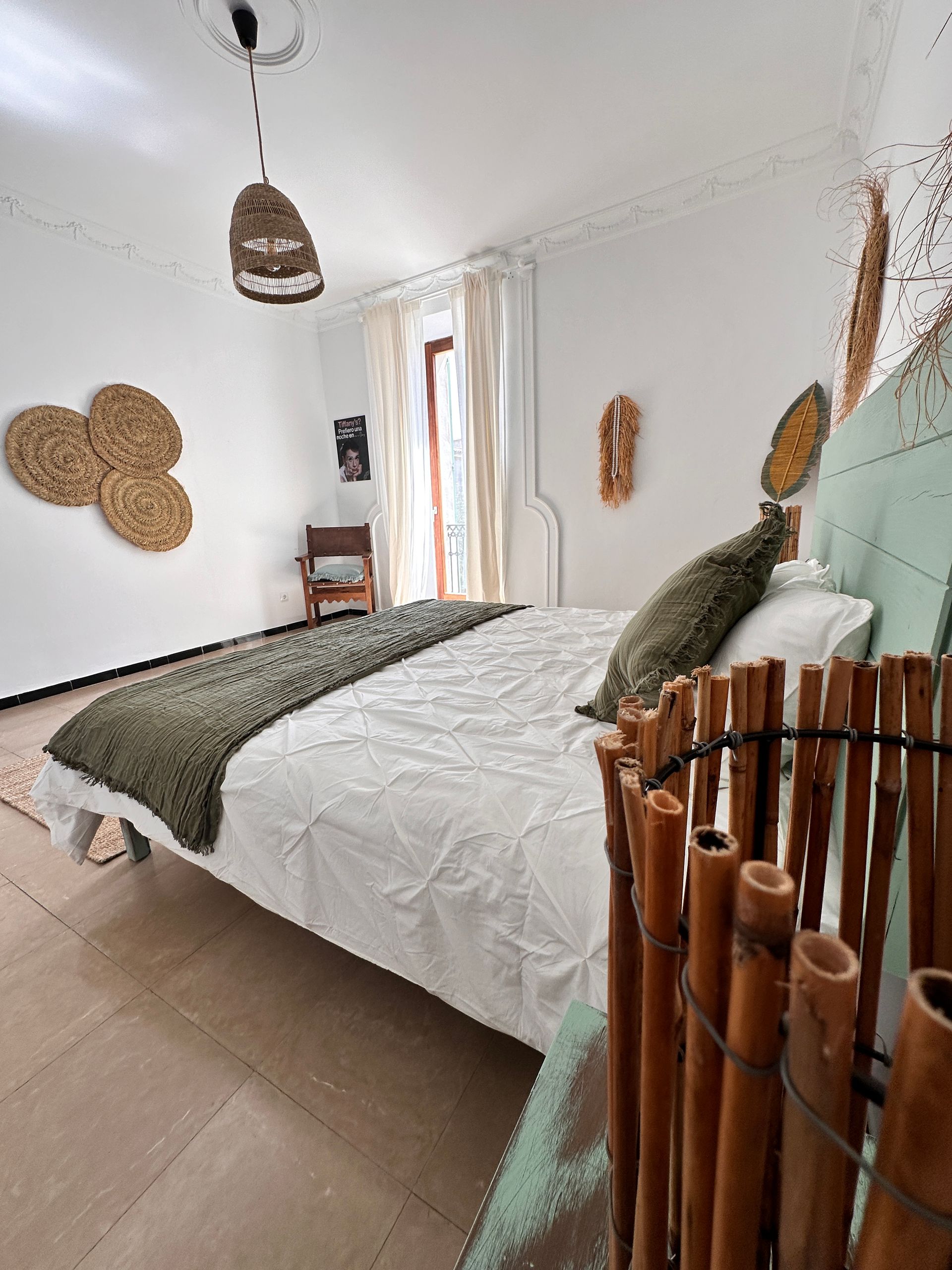 Un dormitorio con una cama king size y una silla.