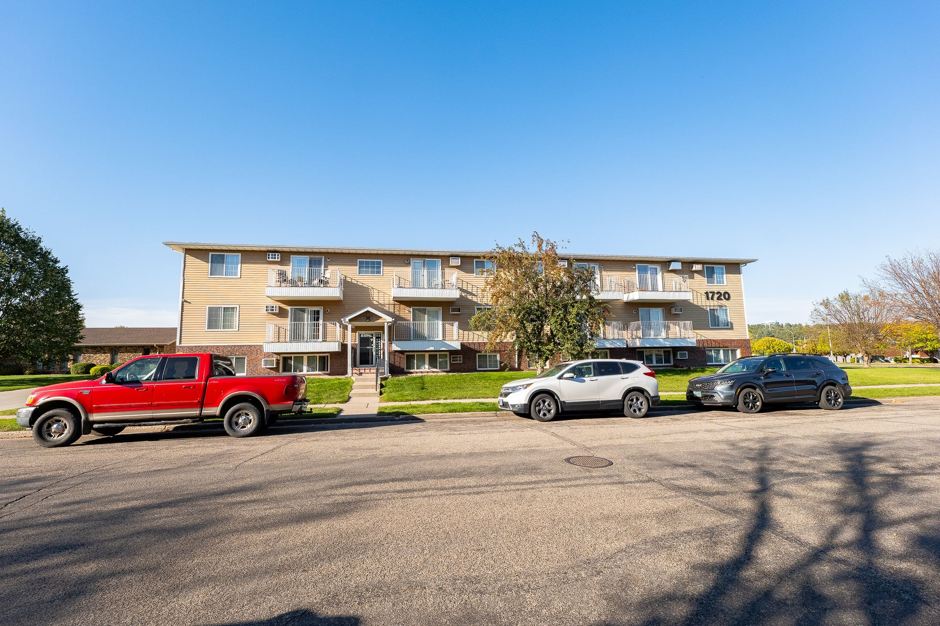 Image of apartment complex that is operated by new horizon property management