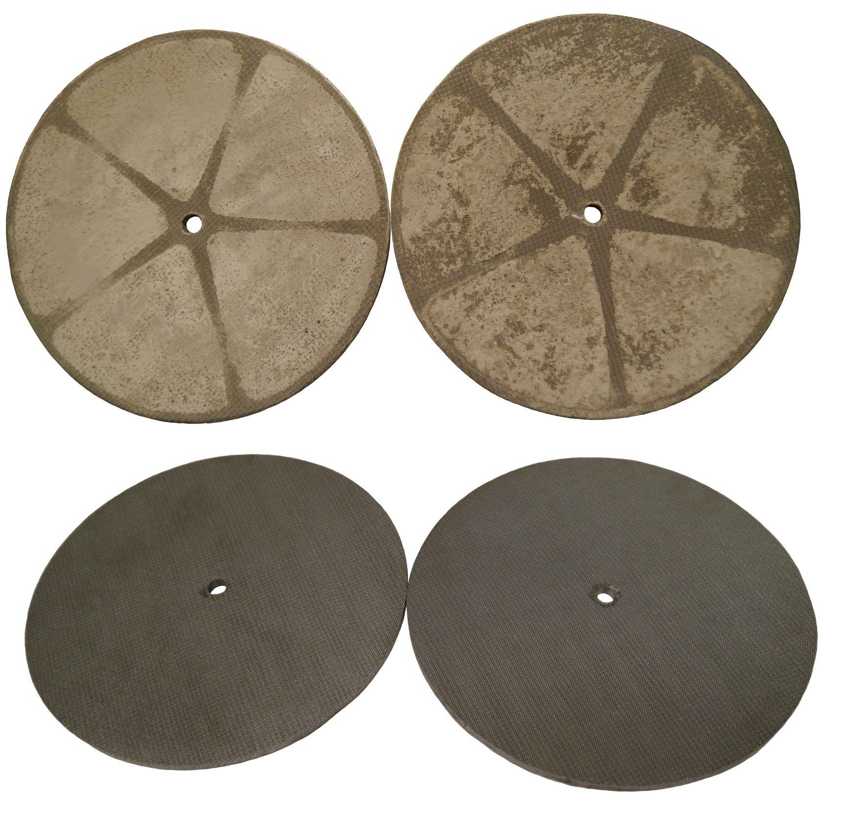 Keturi apvalūs kavos filtrai: du su smėlio spalvos geometriniais raštais, du su smulkiu tinkleliu.