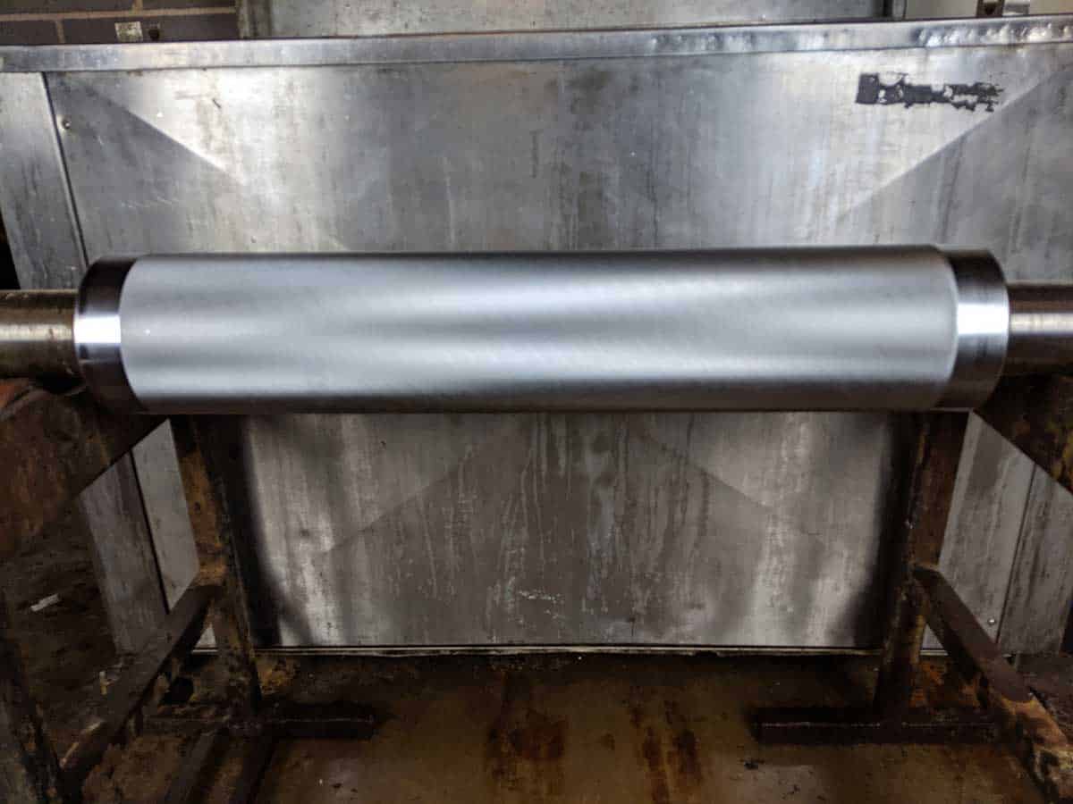 Nerūdijančio plieno volas mašinoje, žiūrint kaktomuša.