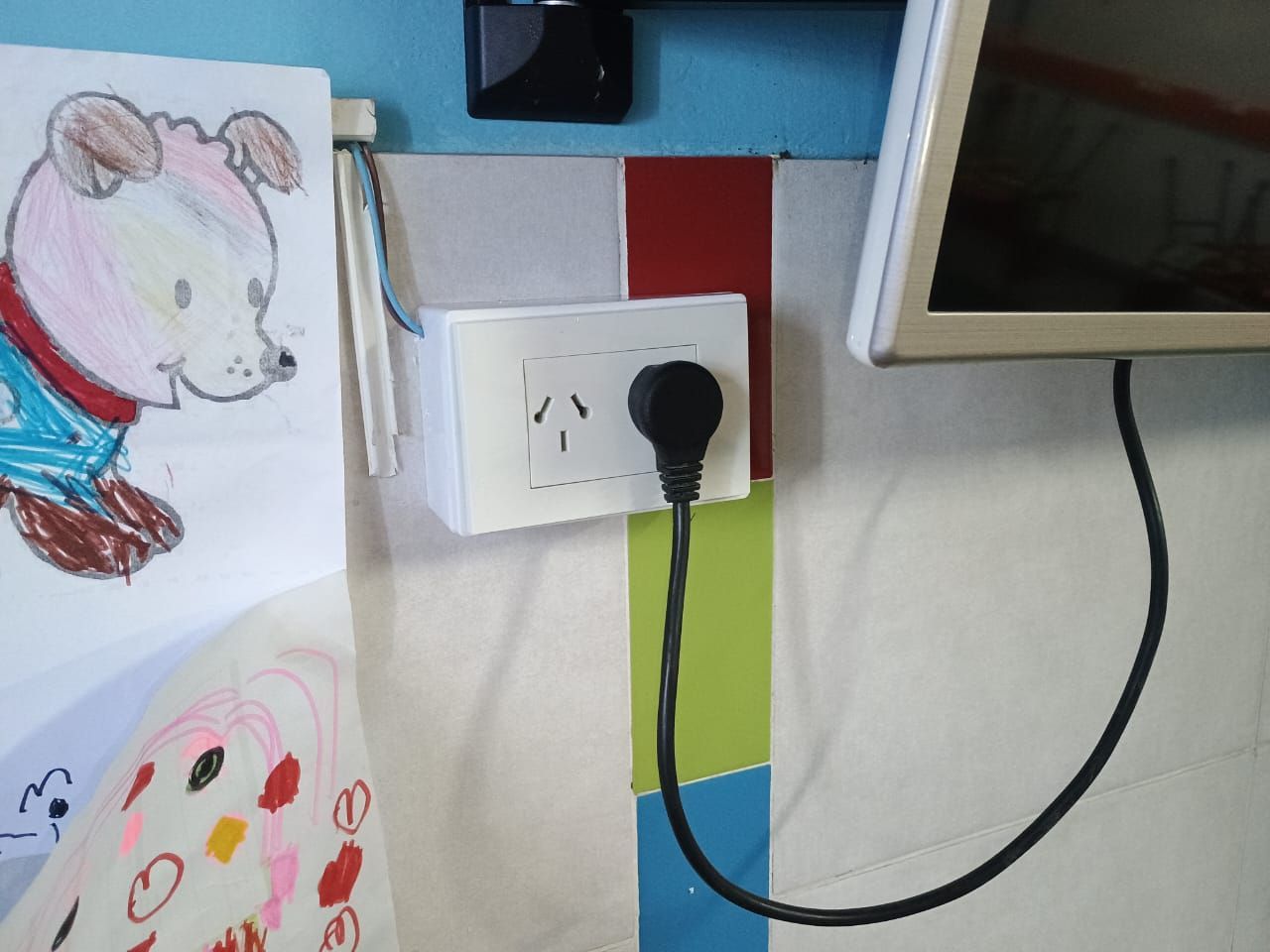 Persona utilizando un destornillador para arreglar la cerradura de una puerta marrón.