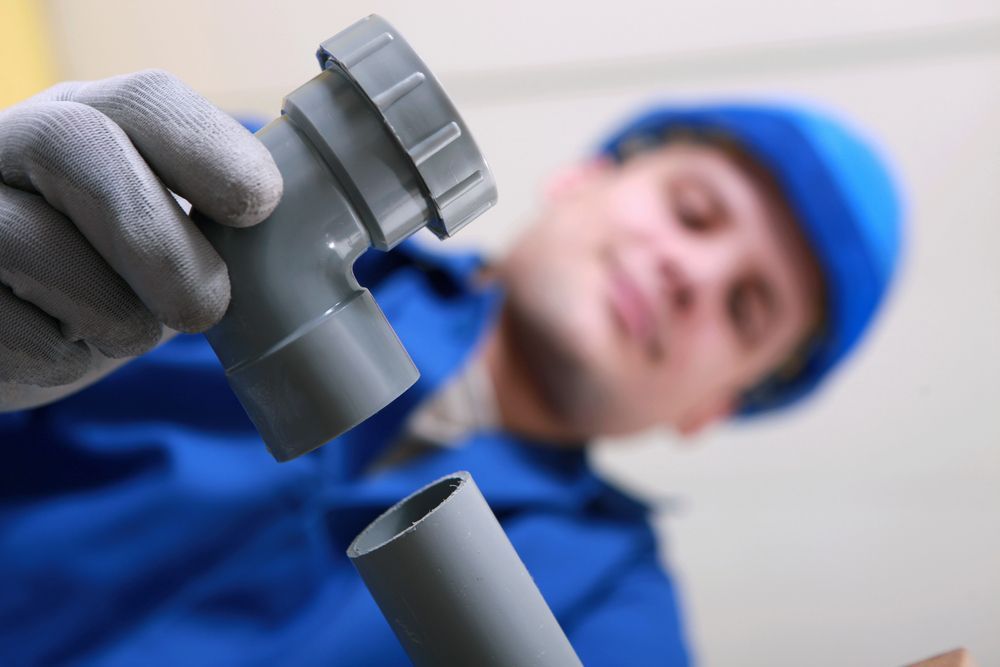 Puerta blanca con manilla y cerradura plateadas, mostrando el ojo de la cerradura y el mecanismo de cierre.