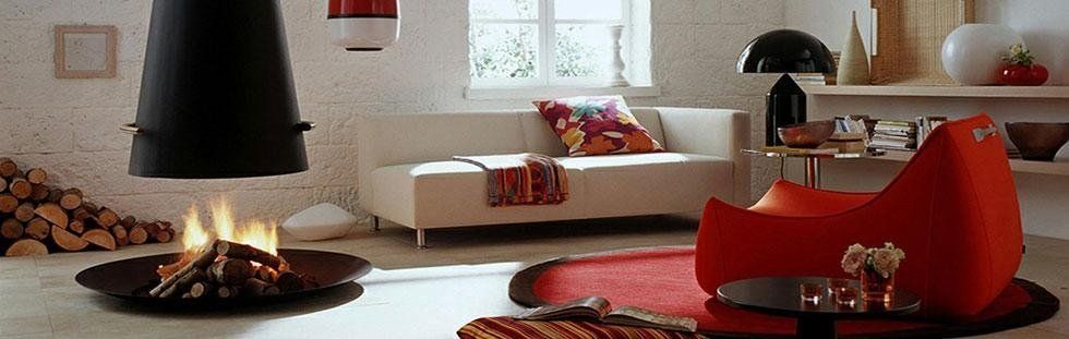 Soggiorno con sofá bianco,poltrona rossa e camino di legno al centro
