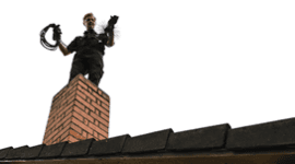 un uomo con degli attrezzi in piedi sul tetto vicino a un camino