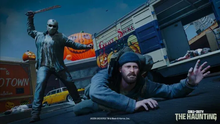 Jason Voorhees with a machete chases a man on a Halloween-themed map.
