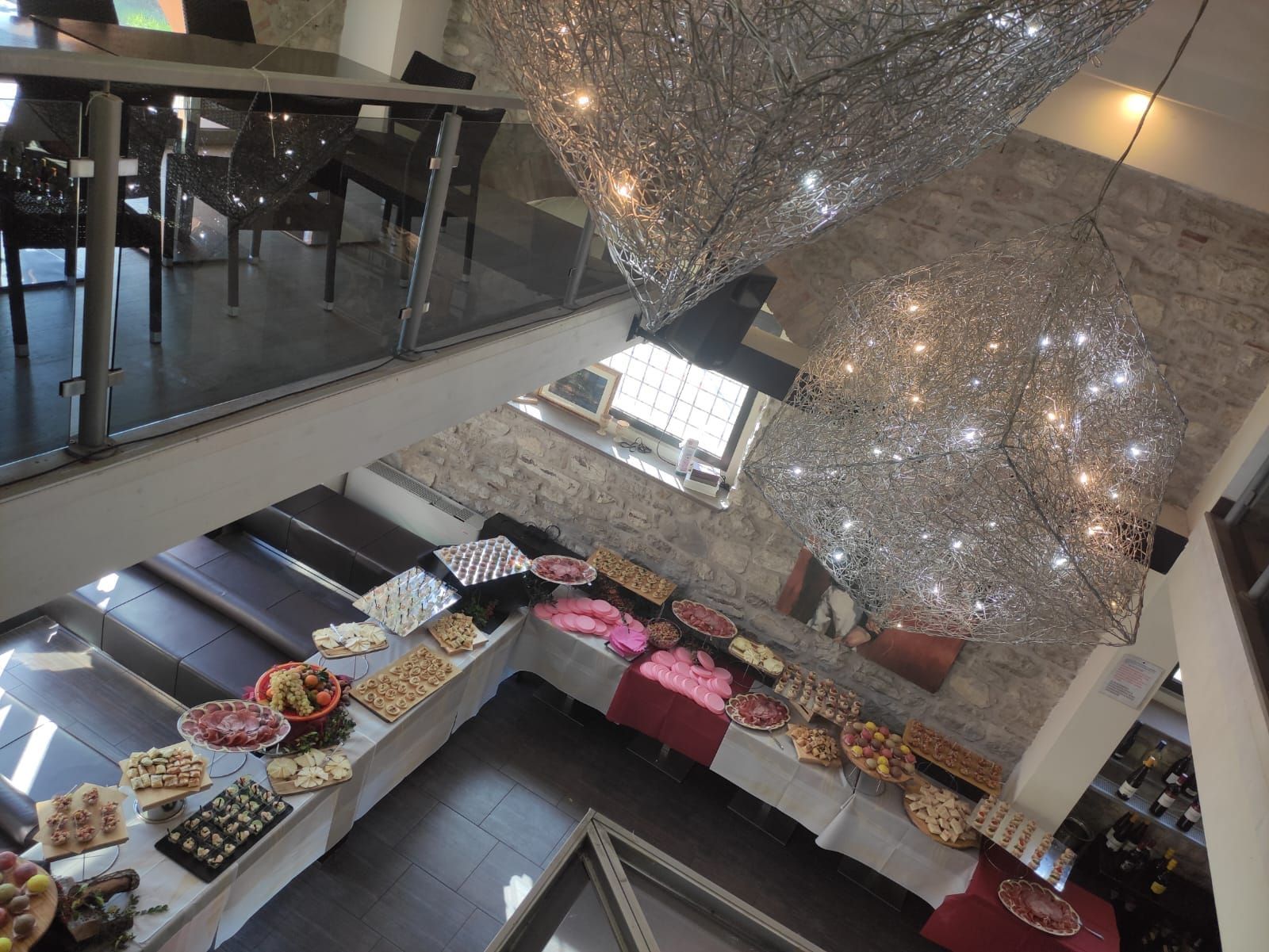 Tavolo da buffet imbandito con cibo in una sala a due piani