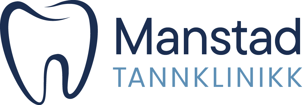 Logo for en tannklinikk. Har et blått tannikon ved siden av teksten «Manstad Tannklinikk» i blått og mørkeblått.