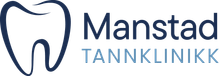 Logo for en tannklinikk. Har et blått tannikon ved siden av teksten «Manstad Tannklinikk» i blått og mørkeblått.