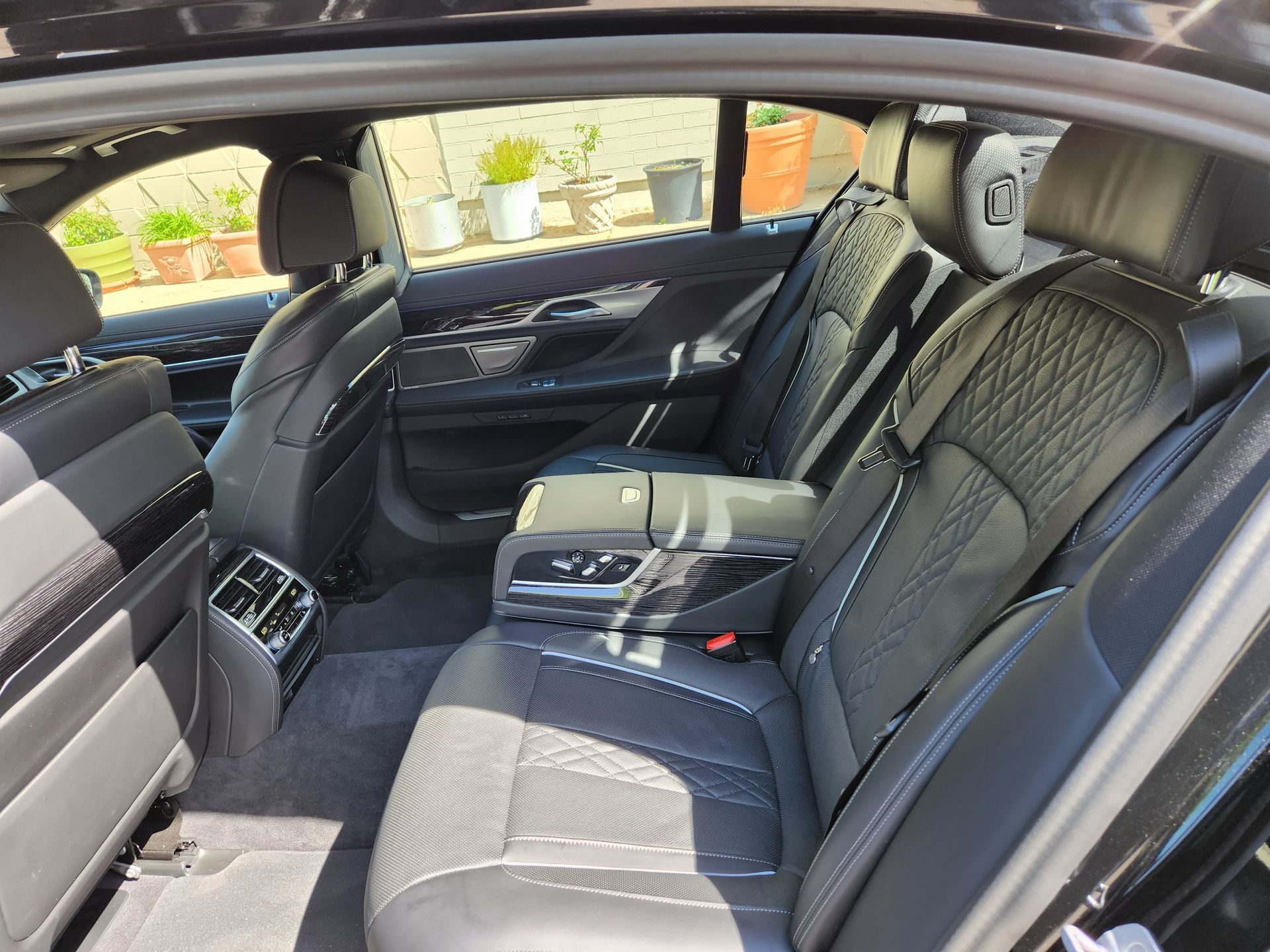 Concierges fleet -The BMW 740 i-2022 interior side view