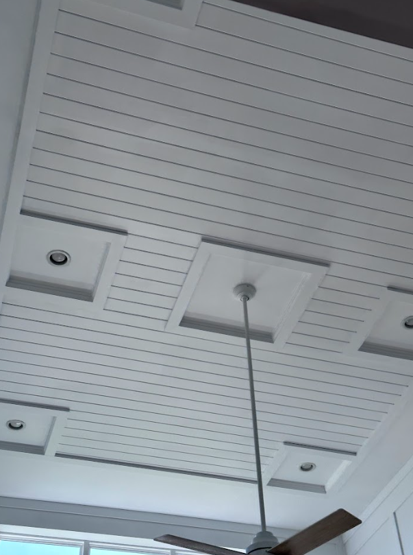 A ceiling fan is hanging from the ceiling of a room