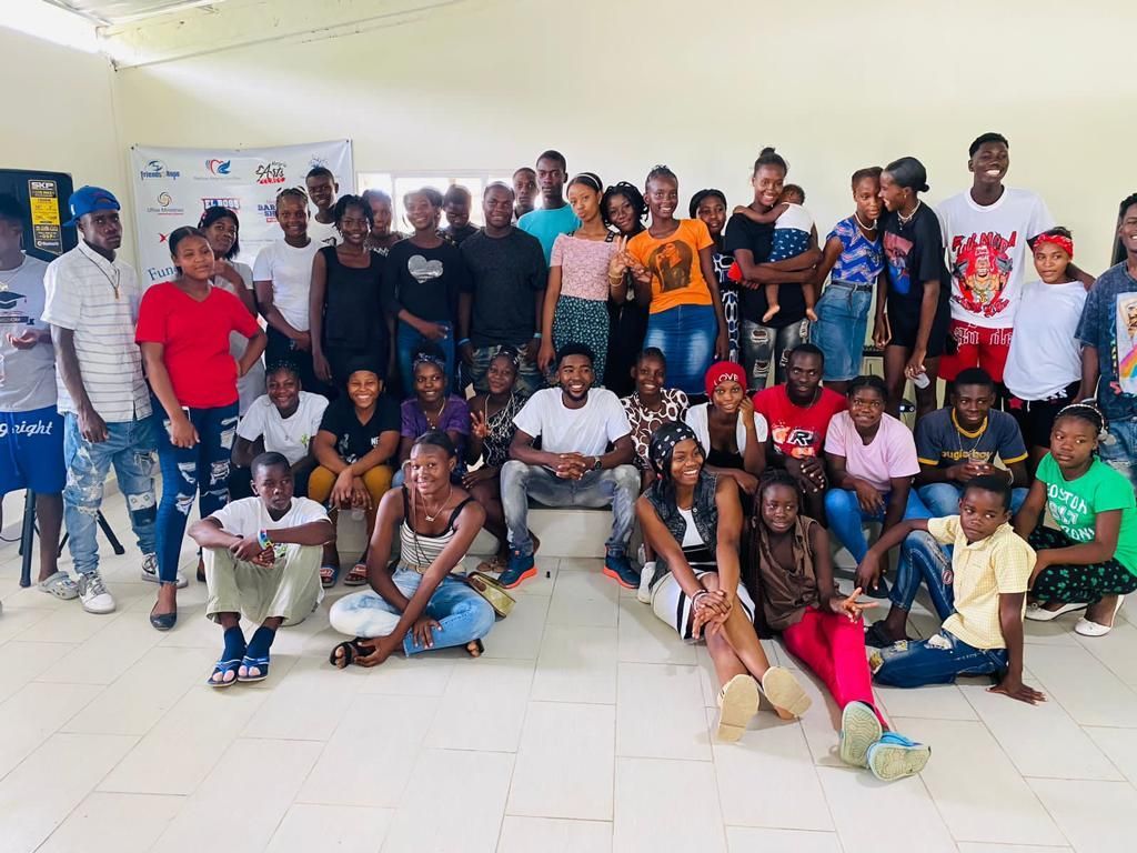 A large group of people are posing for a picture in a room.