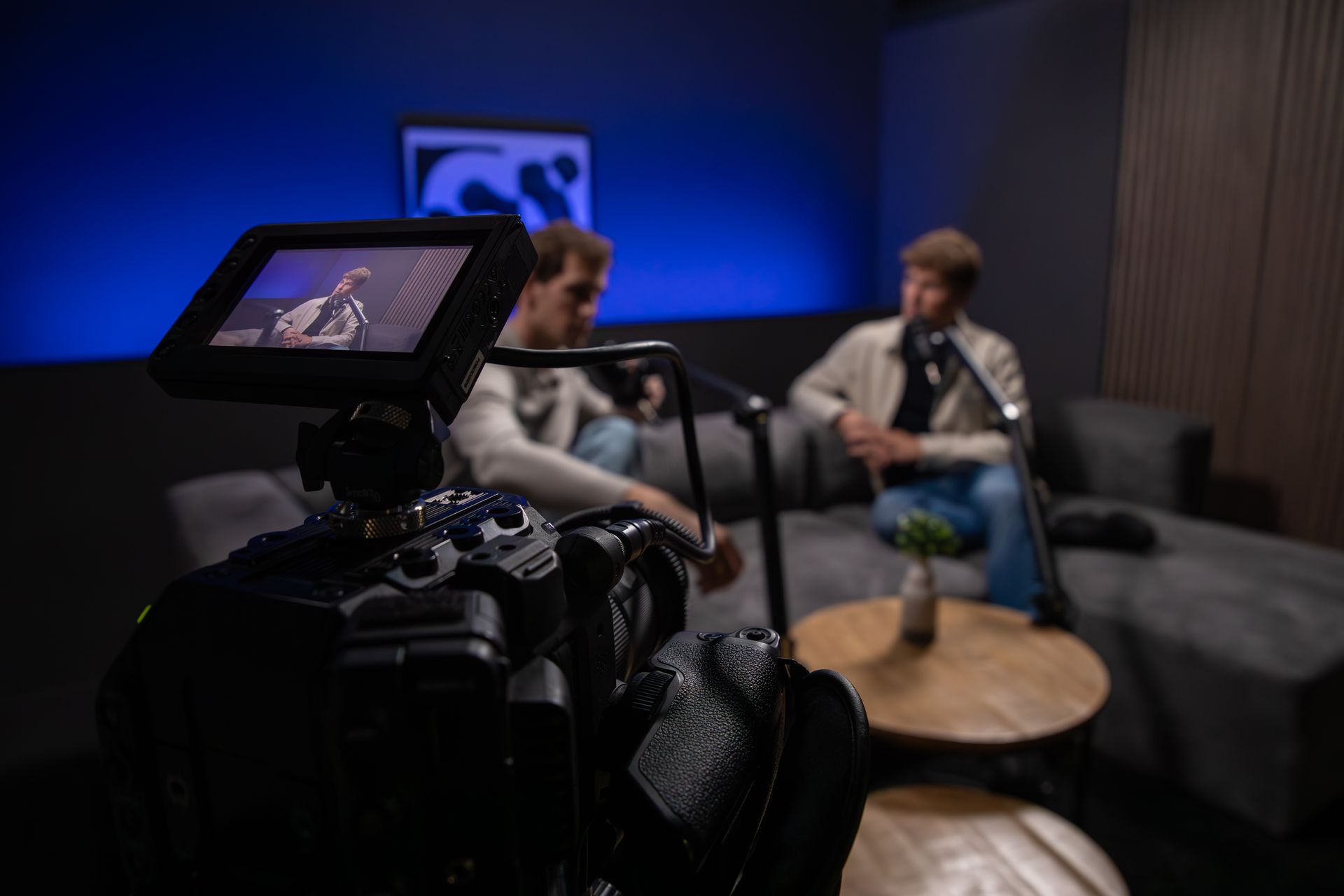 Professionele video podcast set met camera’s en microfoons