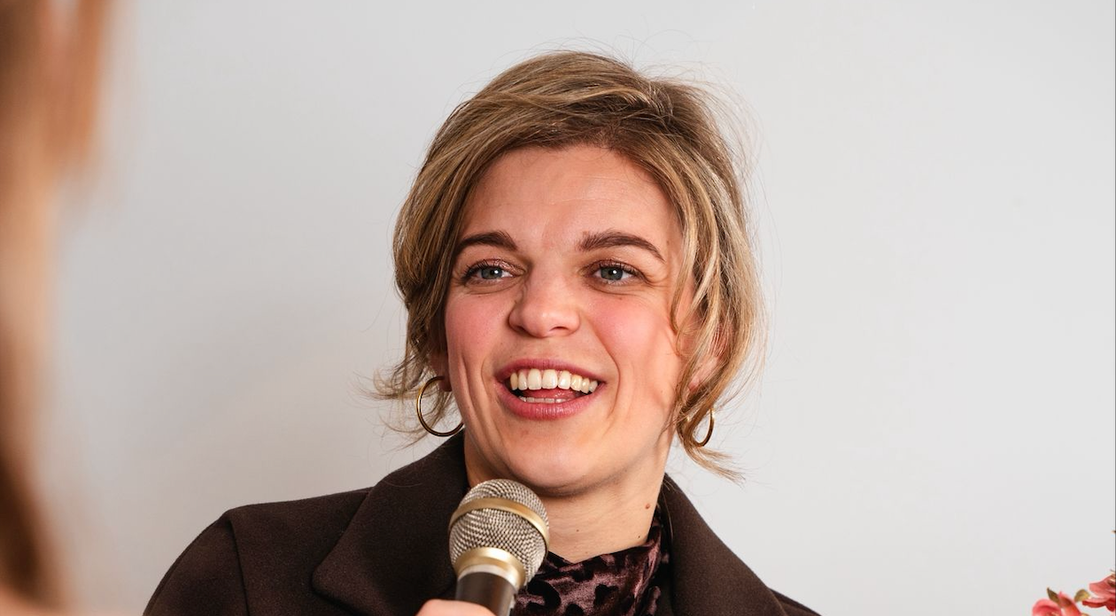 Podcast opname met begeleiding door presentatrice